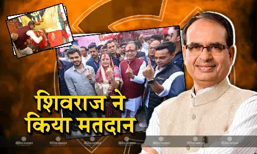 मां नर्मदा की पूजा कर शिवराज ने लिया आशीर्वाद, फिर पोलिंग बूथ जाकर परिवार के साथ किया मतदान