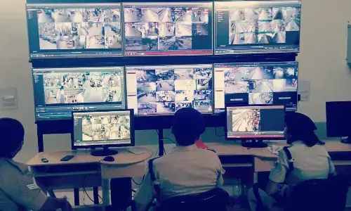 ट्रेनों में बढ़ी भीड़, रेलवे ने बढ़ाई सुरक्षा व्यवस्था ट्रेनों में बढ़ी भीड़, रेलवे ने बढ़ाई सुरक्षा व्यवस्था