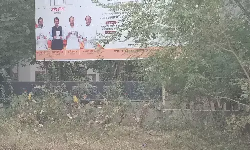 शीत सत्र के लिए आने वाले सचिवों के कार्यालयों के सामने घास-फूस शीत सत्र के लिए आने वाले सचिवों के कार्यालयों के सामने घास-फूस