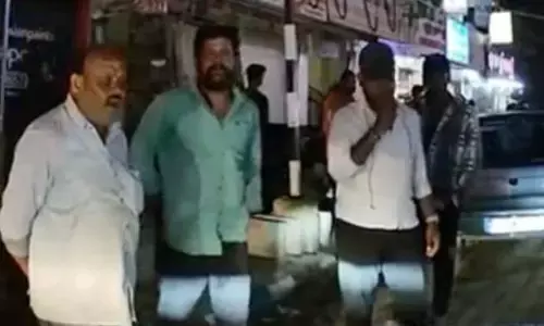 घर लौट रहे सॉफ्टवेयर पेशेवरों का गुंडों ने किया पीछा, कार को मारी टक्कर घर लौट रहे सॉफ्टवेयर पेशेवरों का गुंडों ने किया पीछा, कार को मारी टक्कर