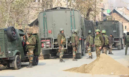 जम्मू-कश्मीर के कुलगाम में पांच आतंकी ढेर