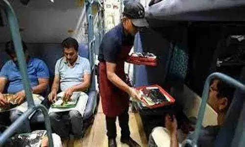 ट्रेन में भोजन बेचने वाले 2731 अवैध वेंडर गिरफ्तार