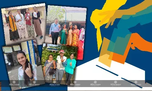 फर्स्ट टाइम वोटर्स में मतदान करने का अभूतपूर्ण उत्साह, मतदान केंद्र पहुंचकर कर रहे मतदान फर्स्ट टाइम वोटर्स में मतदान करने का अभूतपूर्ण उत्साह, मतदान केंद्र पहुंचकर कर रहे मतदान