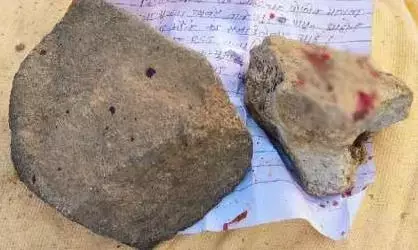 नक्सलियों ने पत्थर से कुचलकर कर दी युवक की हत्या नक्सलियों ने पत्थर से कुचलकर कर दी युवक की हत्या