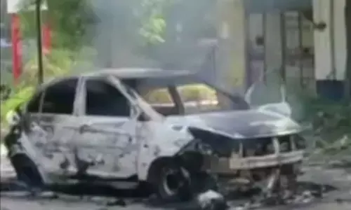 शॉट सर्किट से चलती कार में लगी आग, चालक ने कूदकर बचाई जान शॉट सर्किट से चलती कार में लगी आग, चालक ने कूदकर बचाई जान