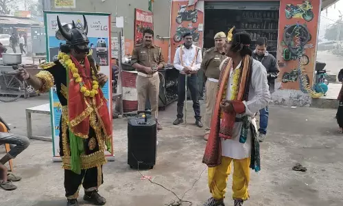 नोएडा में सड़क पर यमराज बनकर घूम रहे ट्रैफिक विभाग के कर्मी, लोगों को कर रहे जागरूक, काटे 5253 चालान नोएडा में सड़क पर यमराज बनकर घूम रहे ट्रैफिक विभाग के कर्मी, लोगों को कर रहे जागरूक, काटे 5253 चालान