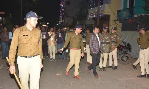 पूर्व विस में भाजपा-कांग्रेस के बीच विवाद, फायरिंग, बमबाजी, पथराव पूर्व विस में भाजपा-कांग्रेस के बीच विवाद, फायरिंग, बमबाजी, पथराव