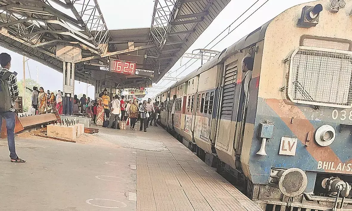 ट्रेन में ज्वलनशील पदार्थ ले जाने वाले 15 यात्रियों पर कार्रवाई