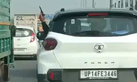 चलती कार से बाहर लहराई पिस्टल, वीडियो आया सामने चलती कार से बाहर लहराई पिस्टल, वीडियो आया सामने