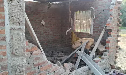 बिहार में अवैध पटाखा कारखाने में विस्फोट, तीन लोग बुरी तरह झुलसे बिहार में अवैध पटाखा कारखाने में विस्फोट, तीन लोग बुरी तरह झुलसे