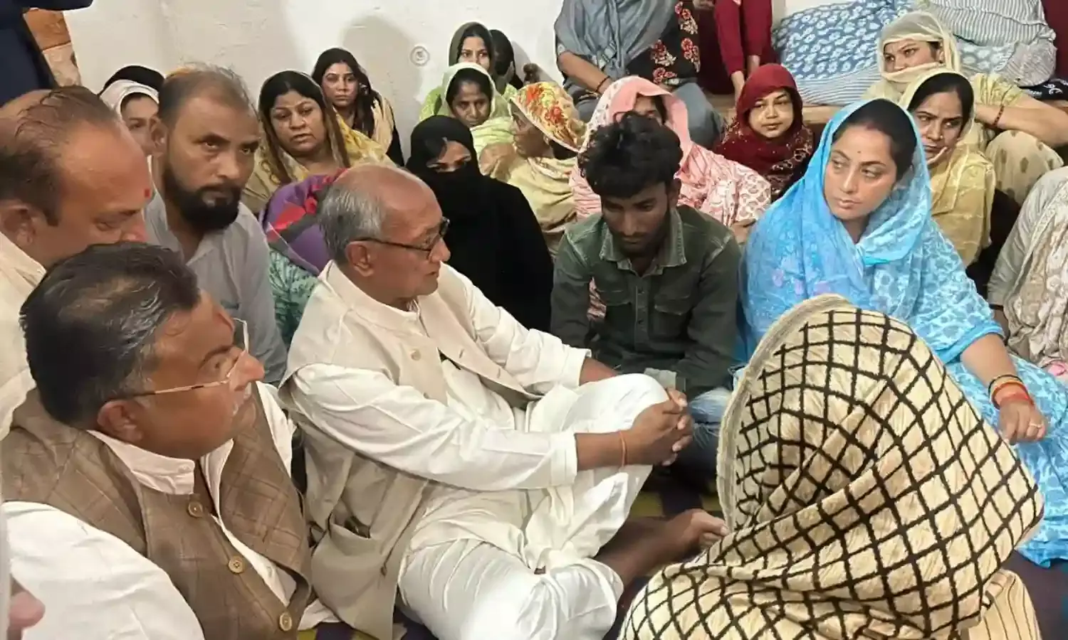 मध्‍य प्रदेश में कांग्रेस नेता की हत्या, दिग्विजय ने कार्रवाई की मांग को लेकर धरना दिया