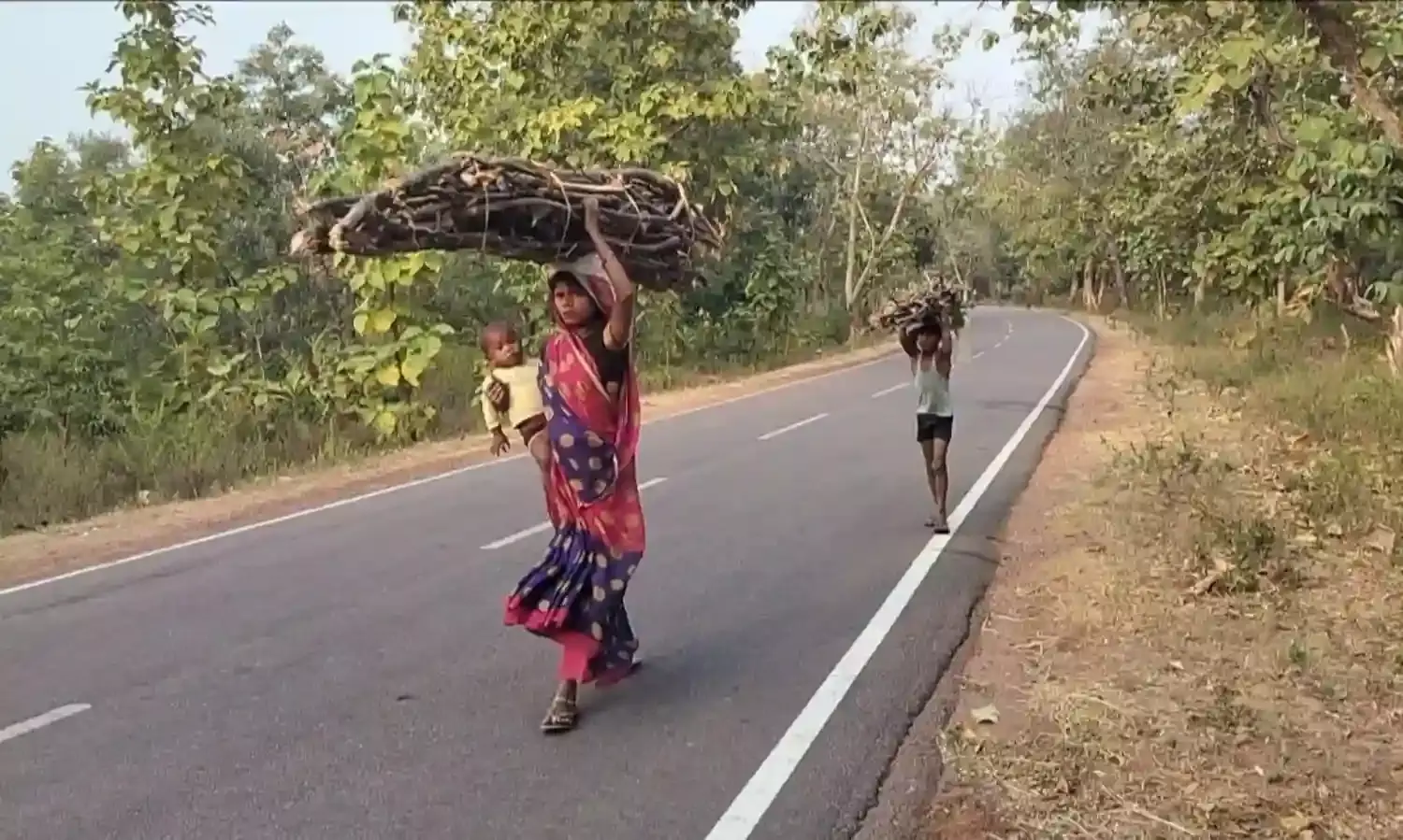 बेगारी का वजन ढोता हुआ जिले का मजदूर, हीरा व पत्थर खदानें बंद
