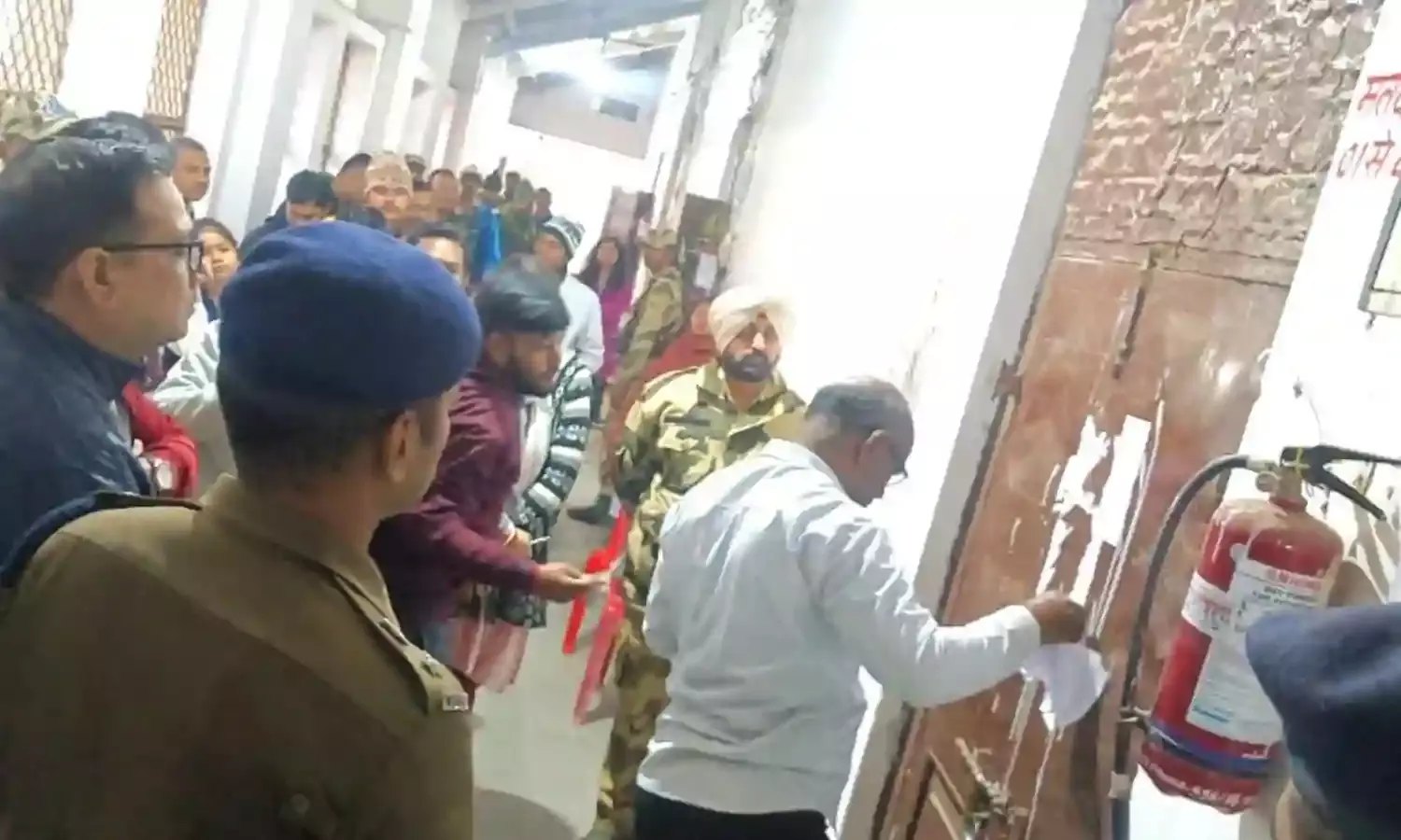 ऑब्जर्वर एवं अभ्यर्थियों की उपस्थिति में स्ट्रांग रूम में की गई संवीक्षा
