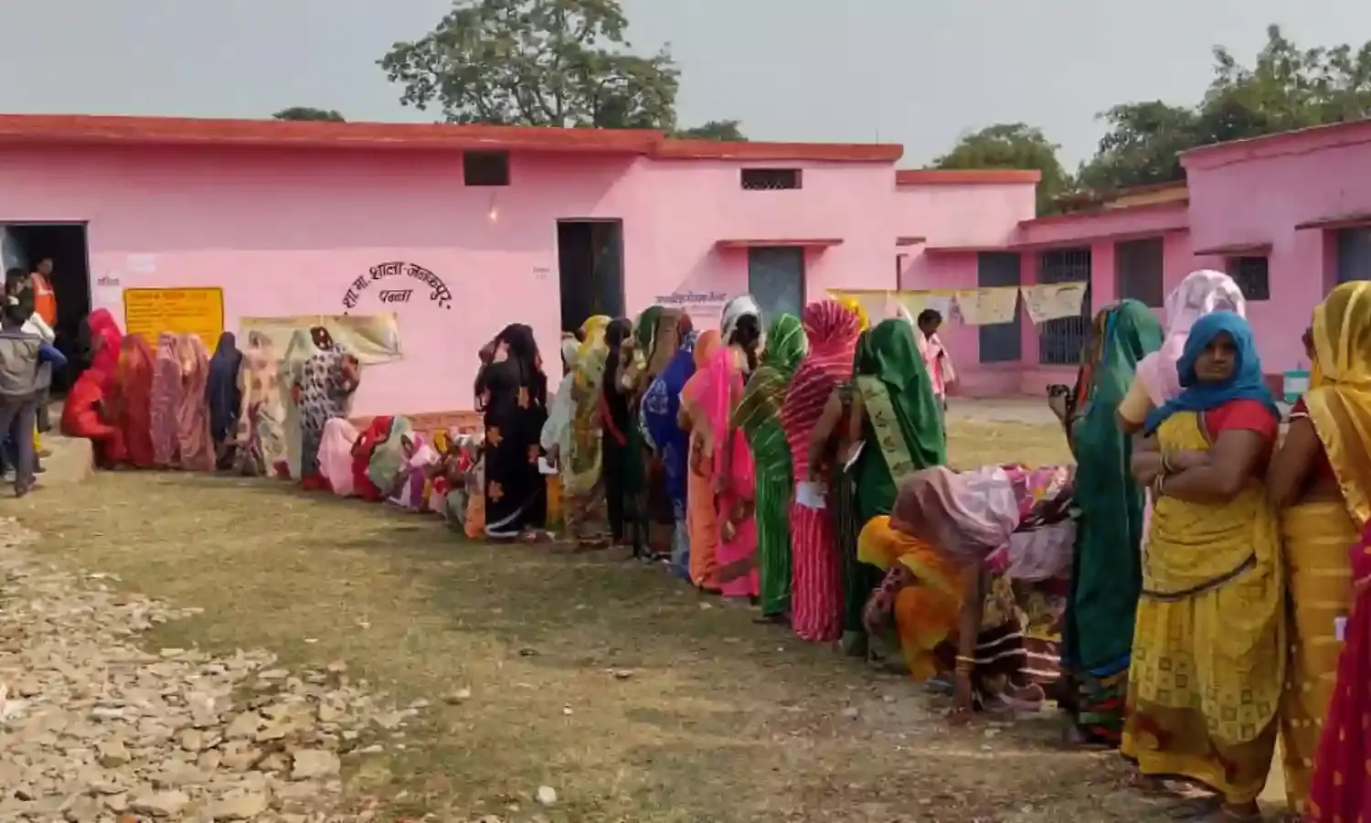 जिले के ९०१ मतदान केन्द्रों में ५ लाख ६७ हजार ६२० मतदाताओं ने किया मतदान
