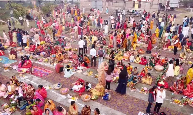 छठ महापर्व: डूबते सूर्य को दिया अघ्र्य, किया पूजन