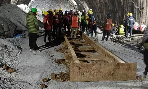 सुरंग हादसा : रेस्क्यू ऑपरेशन के 7वें दिन पीएमओ से 5 सीनियर अफसरों की टीम और तीसरी ऑगर मशीन पहुंची सुरंग हादसा : रेस्क्यू ऑपरेशन के 7वें दिन पीएमओ से 5 सीनियर अफसरों की टीम और तीसरी ऑगर मशीन पहुंची