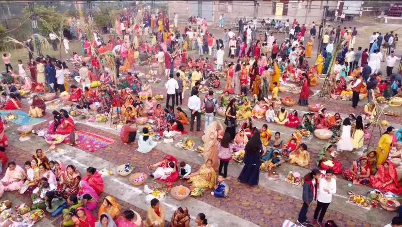छठ महापर्व: डूबते सूर्य को दिया अघ्र्य, किया पूजन