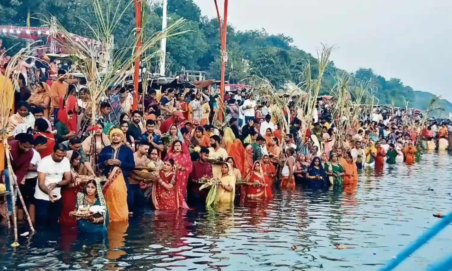 छठ महापर्व डूबते सूर्य को दिया अर्घ्य, किया पूजन
