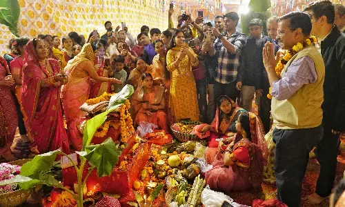 केजरीवाल ने दिल्ली में छठ पूजा पर घाटों का दौरा किया