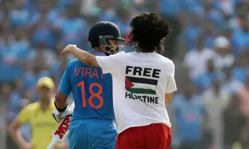 फ्री फिलिस्तीन लिखी टी-शर्ट पहनकर पिच पर आए घुसपैठिए ने कोहली को गले लगाया