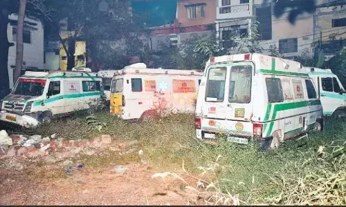 बेशकीमती जगह पर वर्षों से पड़े खराब वाहन, उग आईं झाड़ियाँ बेशकीमती जगह पर वर्षों से पड़े खराब वाहन, उग आईं झाड़ियाँ