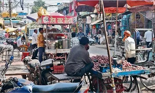 गढ़ा बाजार की मुख्य सड़क पर सेंटर प्वाॅइंट तक कब्जे गढ़ा बाजार की मुख्य सड़क पर सेंटर प्वाॅइंट तक कब्जे
