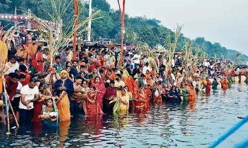 छठ महापर्व डूबते सूर्य को दिया अर्घ्य, किया पूजन छठ महापर्व डूबते सूर्य को दिया अर्घ्य, किया पूजन
