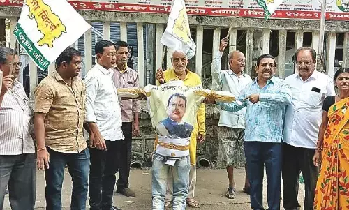 विदर्भवादियों ने उपमुख्यमंत्री का पुतला फूंका