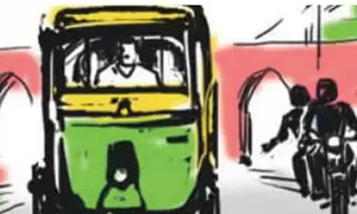 ऑटो में महिला यात्री के गहने व नकदी चोरी