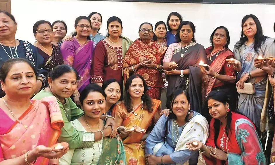 दिवाली स्नेह मिलन - राम आएंगे, तो अंगना सजाऊंगी से किया मंत्रमुग्ध दिवाली स्नेह मिलन - राम आएंगे, तो अंगना सजाऊंगी से किया मंत्रमुग्ध
