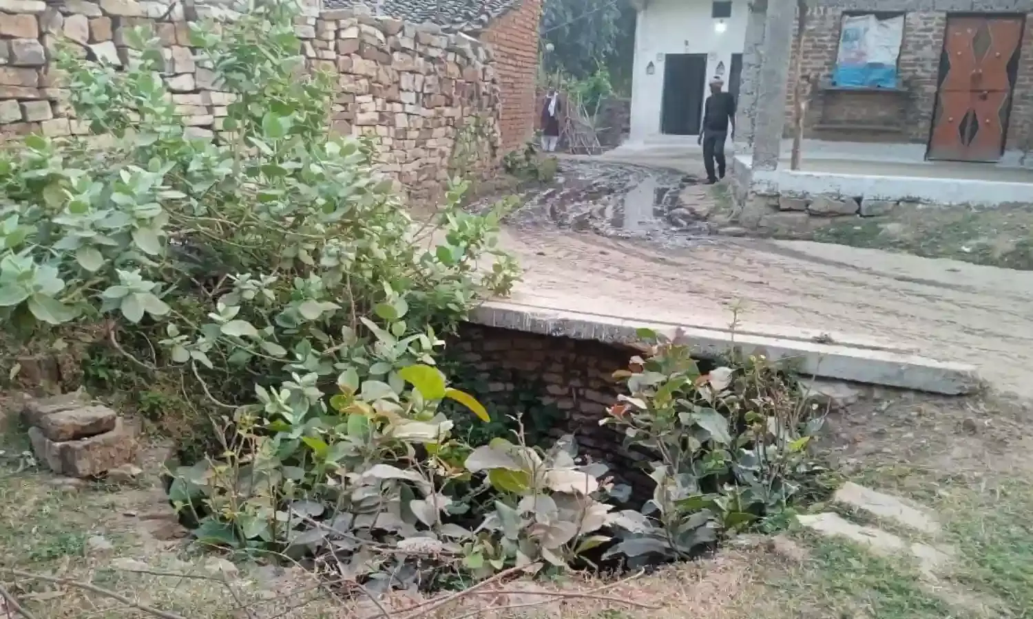 रंजोरपुरा में सडक़ से लगा हुआ खुला कुुंआ,कभी भी हो सकता है हादसा
