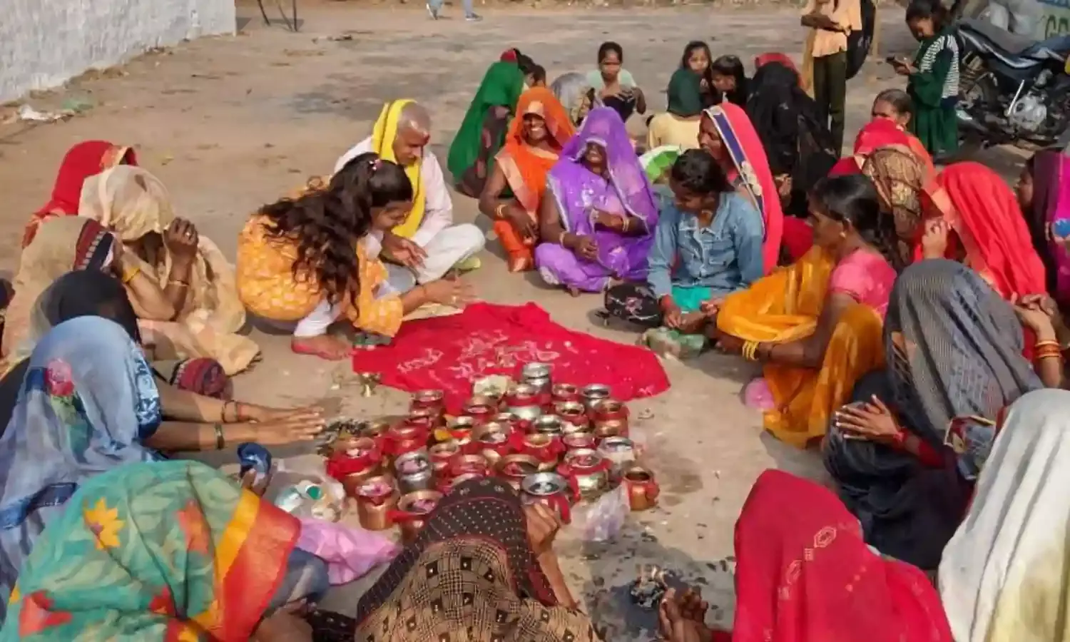 व्रत रखकर कार्तिक मास स्नान पूजा कर रही है महिलायें