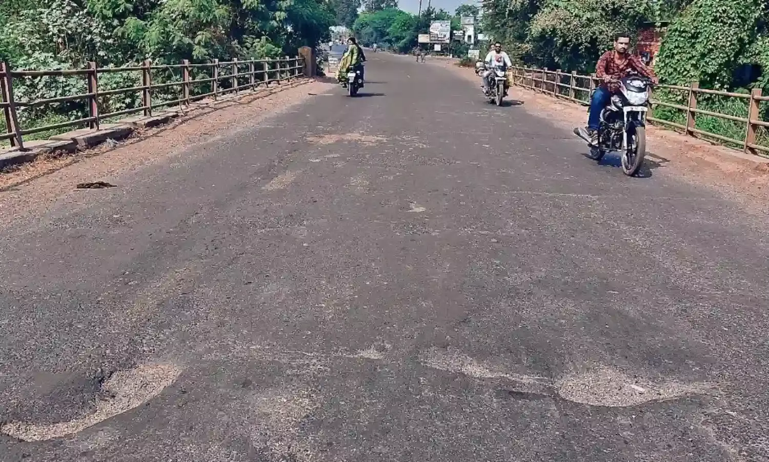 सूरतलाई पुल की रेलिंग टूटी, हादसों का बढ़ा खतरा