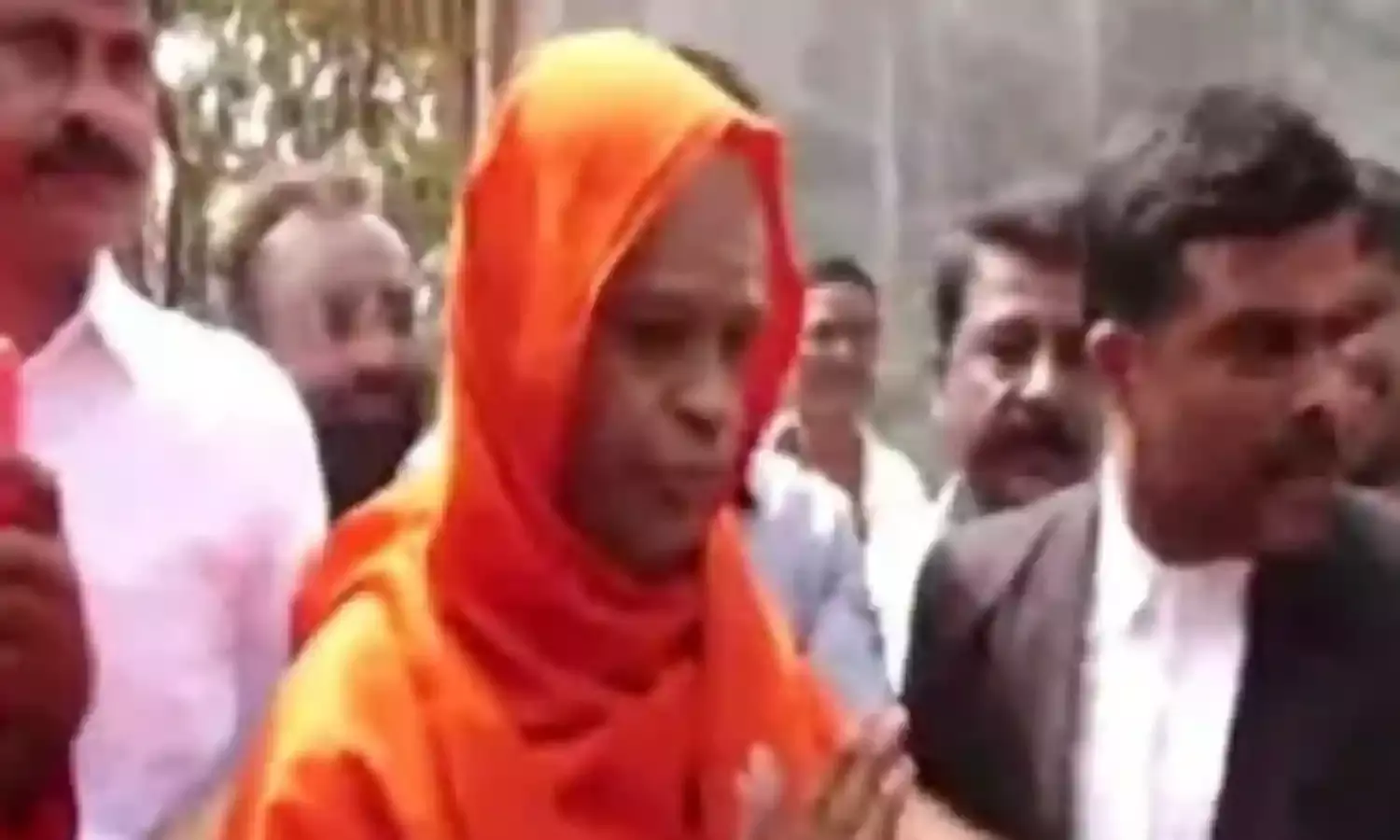 कर्नाटक उच्च न्यायालय ने आरोपी संत के खिलाफ मामलों की जांच पर लगाई रोक