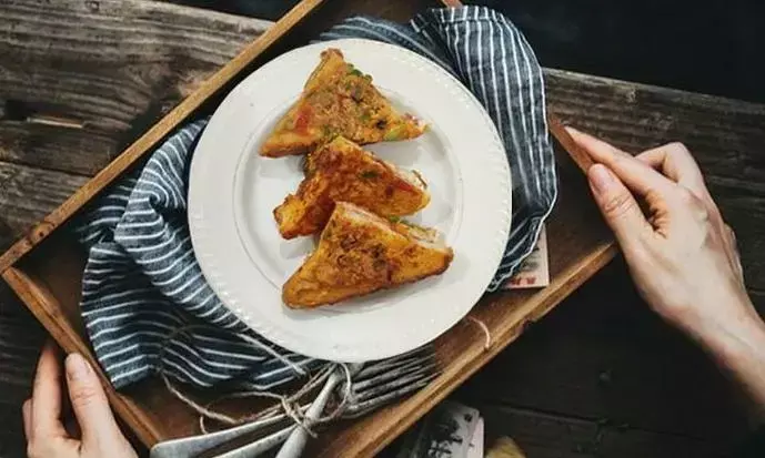 इस आसान रेसिपी से बनाएं वेज ब्रेड आमलेट, हर कोई करेगी तारीफ