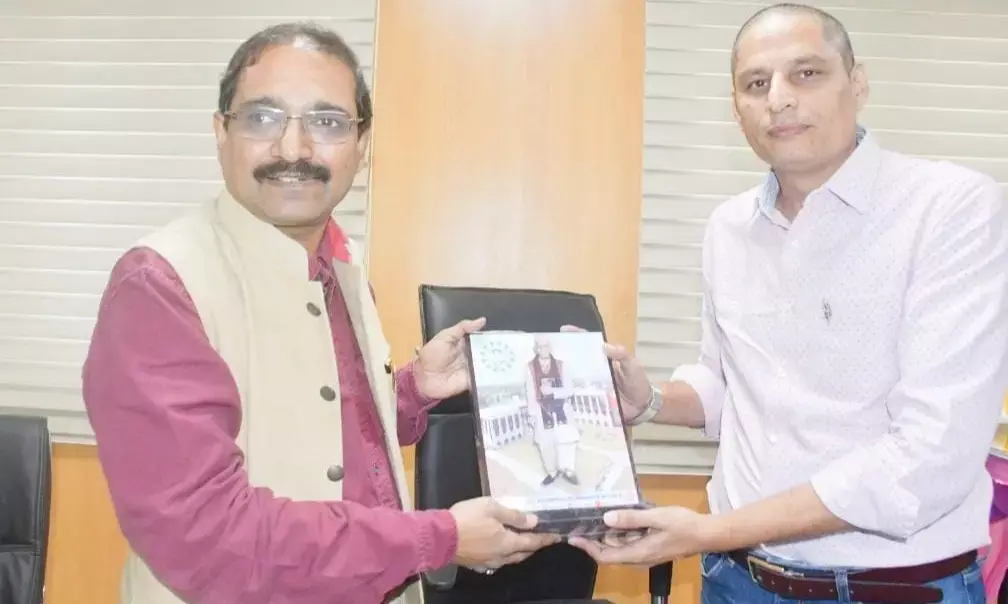ख्यात पत्रकार स्व. बृजभूषण चतुर्वेदी के परिजनों ने एमसीयू में दान की पुस्तकें