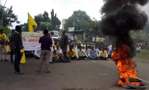 धनगर आरक्षण आंदोलन में हिंसा, जालना जिलाधिकारी कार्यालय का कांच फोड़ा, वाहनों पर पथराव