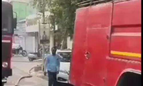 मेरठ में फोम और रद्दी के गोदाम में लगी भीषण आग, कड़ी मशक्कत के बाद आग पर काबू पाया गया मेरठ में फोम और रद्दी के गोदाम में लगी भीषण आग, कड़ी मशक्कत के बाद आग पर काबू पाया गया