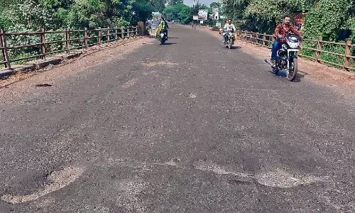 सूरतलाई पुल की रेलिंग टूटी, हादसों का बढ़ा खतरा सूरतलाई पुल की रेलिंग टूटी, हादसों का बढ़ा खतरा