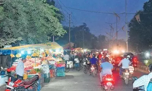 गोराबाजार के अस्थाई कब्जों ने फोरलेन सड़क को भी चलने लायक नहीं छोड़ा