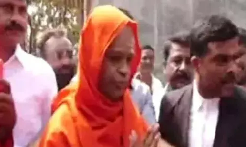 कर्नाटक उच्च न्यायालय ने आरोपी संत के खिलाफ मामलों की जांच पर लगाई रोक कर्नाटक उच्च न्यायालय ने आरोपी संत के खिलाफ मामलों की जांच पर लगाई रोक