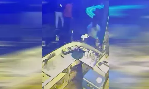 कैफे में हथियारबंद बदमाशों ने की मारपीट, वारदात सीसीटीवी में हुई कैद