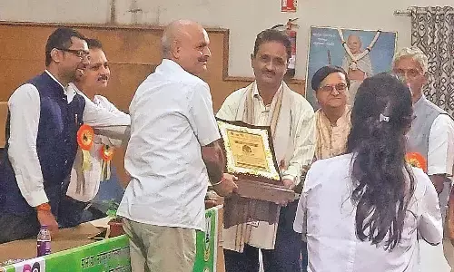 राष्ट्रीय प्राकृतिक चिकित्सा दिवस पर डॉ. विजय जोशी को जीवन गौरव पुरस्कार राष्ट्रीय प्राकृतिक चिकित्सा दिवस पर डॉ. विजय जोशी को जीवन गौरव पुरस्कार