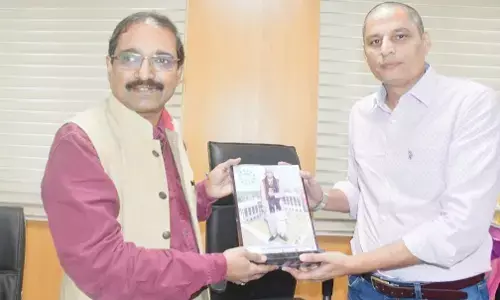 ख्यात पत्रकार स्व. बृजभूषण चतुर्वेदी के परिजनों ने एमसीयू में दान की पुस्तकें