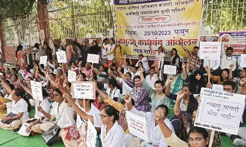 ठेकाकर्मियों की 27 दिन से हड़ताल जारी, कामकाज हो रहा है प्रभावित ठेकाकर्मियों की 27 दिन से हड़ताल जारी, कामकाज हो रहा है प्रभावित