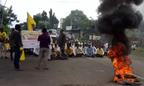 धनगर आरक्षण आंदोलन में हिंसा, जालना जिलाधिकारी कार्यालय का कांच फोड़ा, वाहनों पर पथराव धनगर आरक्षण आंदोलन में हिंसा, जालना जिलाधिकारी कार्यालय का कांच फोड़ा, वाहनों पर पथराव