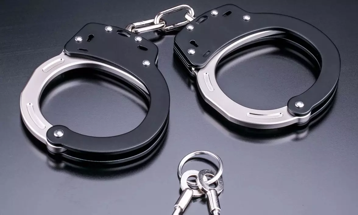 पुलिस की वर्दी में बिल्डर के घर डाका डालने जा रहे छह अपराधी गिरफ्तार पुलिस की वर्दी में बिल्डर के घर डाका डालने जा रहे छह अपराधी गिरफ्तार