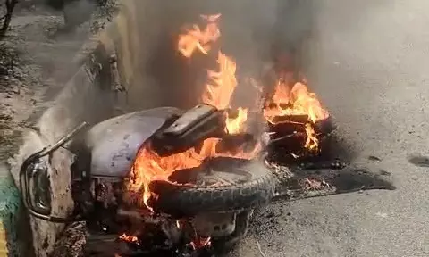 नोएडा में चलती स्कूटी में लगी आग, चालक ने कूदकर बचाई जान नोएडा में चलती स्कूटी में लगी आग, चालक ने कूदकर बचाई जान