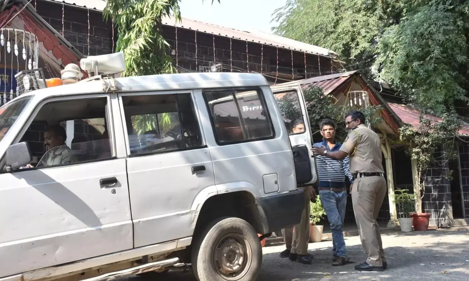 समाजसेवियों ने ठग की पिटाई कर किया पुलिस के हवाले