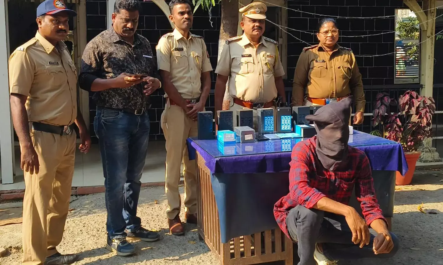 ऑनलाइन शॉपिंग के गोदाम से मोबाइल चुराकर बेचनेवाला गिरफ्तार